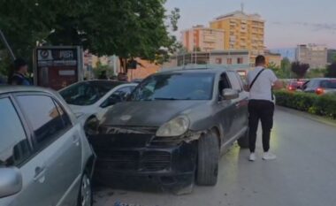 Aksident në qendër të Fierit/ “Porsche” përplas dy mjete të parkuara, makinat bëhen copash