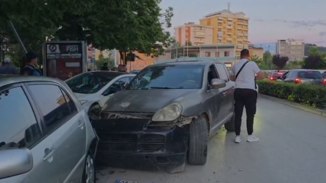 Aksident në qendër të Fierit   Porsche  përplas dy mjete të parkuara  makinat bëhen copash