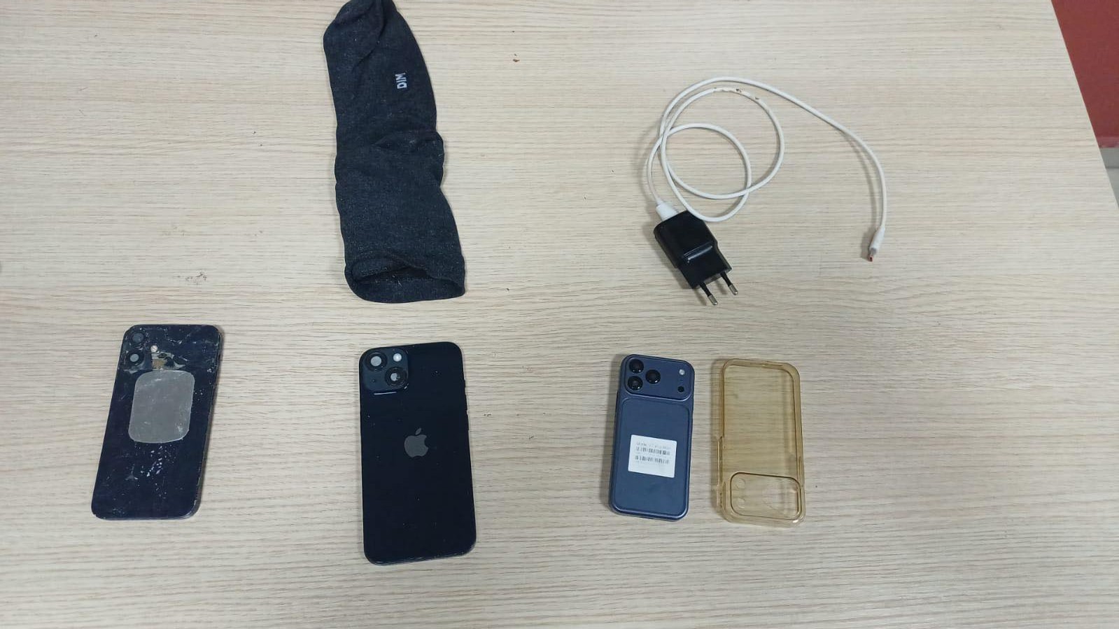 Kontrolle në burgun e Shkodrës, Durrësit dhe Peqinit, gjenden dhe sekuestrohen telefona celularë “iPhone”, karikues dhe USB