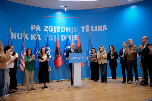  Fitorja jonë është e pashmangshme   Berisha demokratëve  Me votën tuaj keni lënë pa gjumë organizatën kriminale dhe kreun e saj  Me votën tuaj keni tmerruar mafien e fjalës së lirë