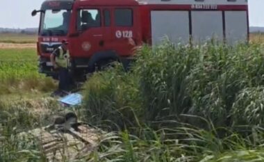 Aksident i rëndë në Fier, automjeti del nga rruga dhe përfundon në kanal, ndërron jetë i riu
