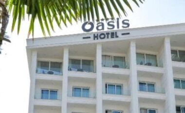 Skandali i ndërtimeve pa leje në Sarandë, Gjykata lë në Burg Alqi Papën e “Oasis”/ Zbuten masat e sigurisë për dy efektivët e policisë