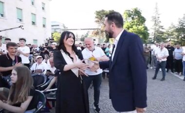 Takimi në Tiranë, Ervin Salianji mbush sheshin me demokratë, mes tyre edhe “rivalja” e tij