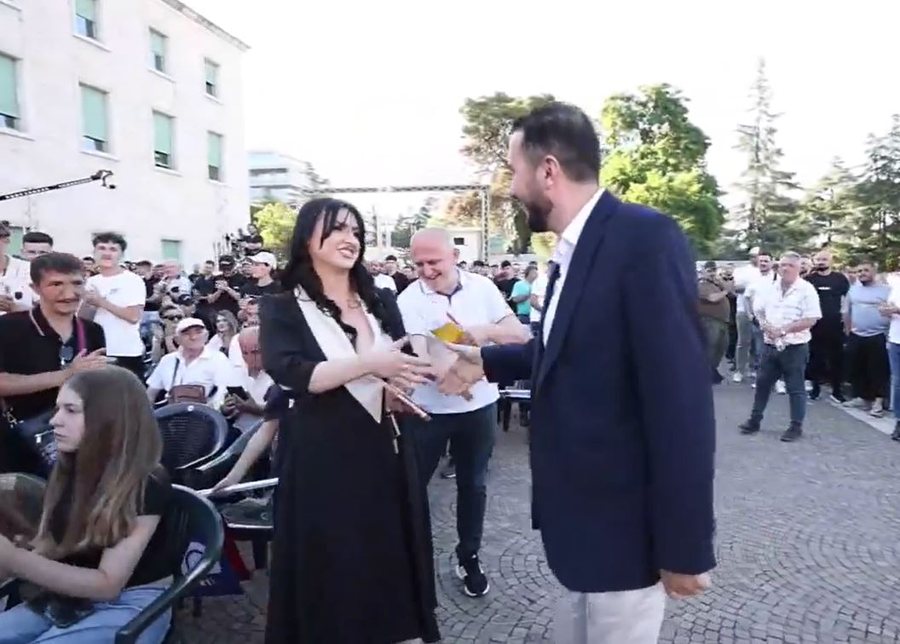 Takimi në Tiranë  Ervin Salianji mbush sheshin me demokratë  mes tyre edhe  rivalja  e tij