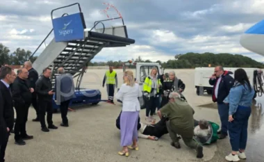 VIDEO/ Incident në një aeroport në Greqi, momenti kur shemben shkallët e avionit, disa të lënduar