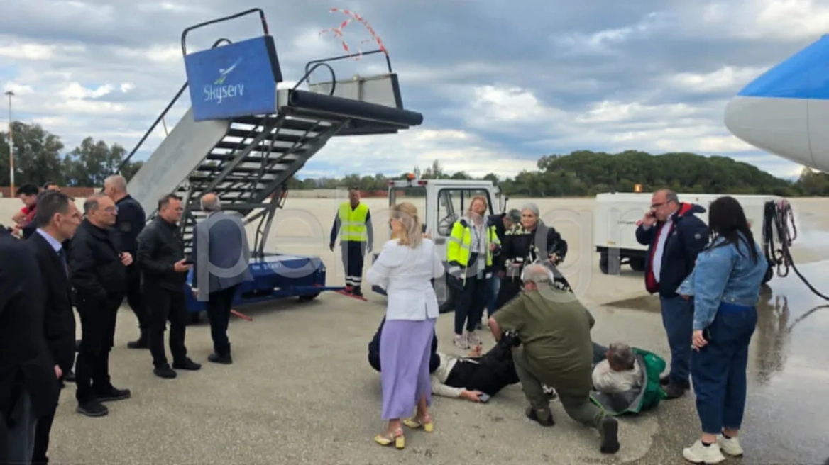 VIDEO  Incident në një aeroport në Greqi  momenti kur shemben shkallët e avionit  disa të lënduar
