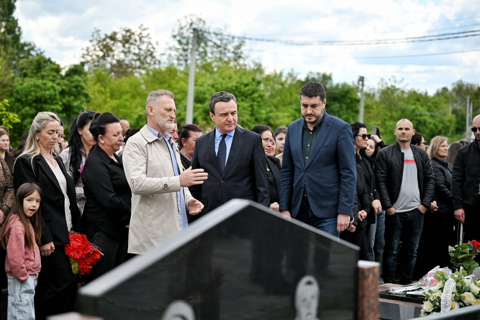 Masakra në Nabërgjan  Kurti homazhe në Pejë  Ky krim u krye nga makineria shtetërore ushtarake e policore serbe