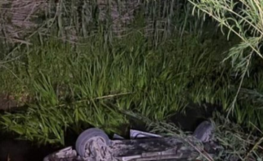 Lezhë, makina del nga rruga dhe përfundon përmbys në kanal