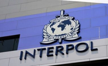 EMRI/ Pjesë e një grupi kriminal, ekstradohet nga Spanja 26-vjeçari shqiptar i shpallur në kërkim ndërkombëtar