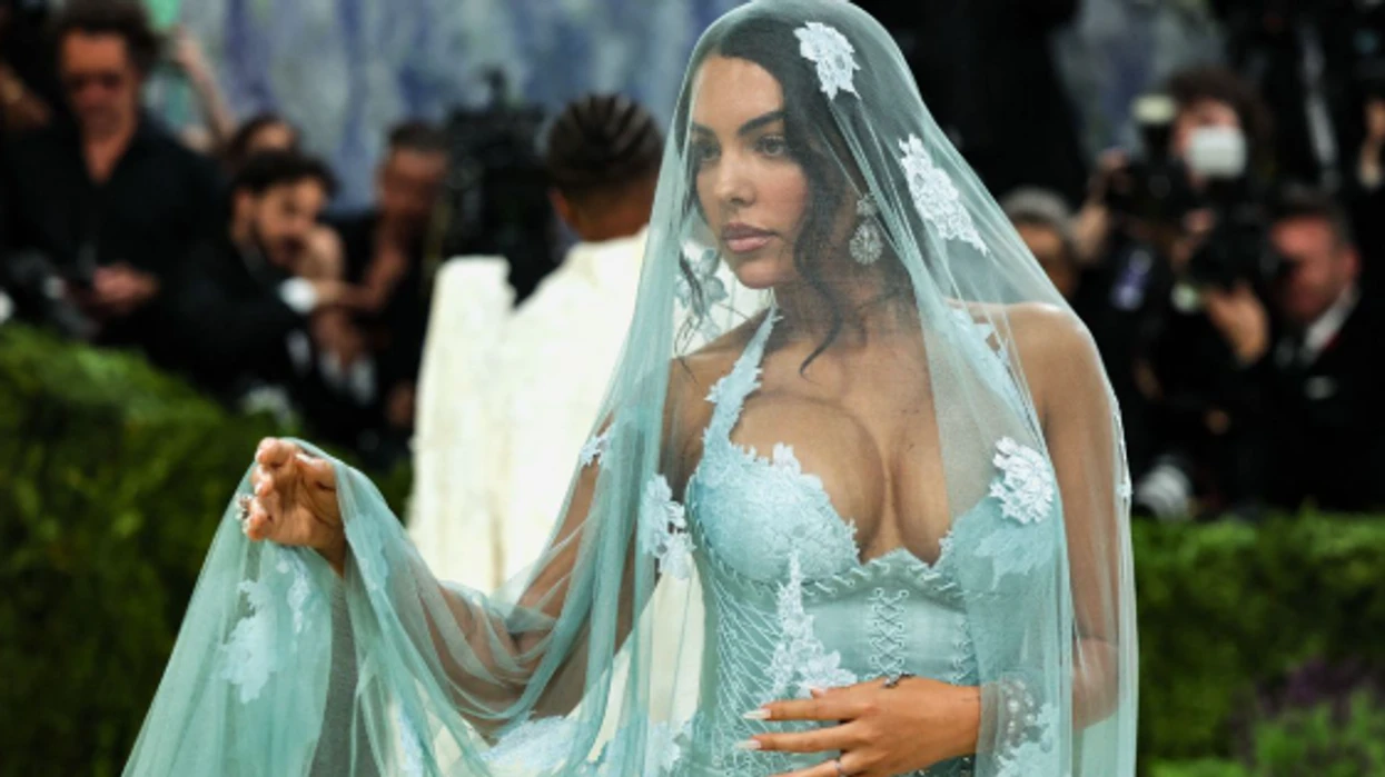 ne-fryme-nuseje-ne-met-gala-2026-georgina-rodriguez-magjeps-me-fustan-akuamarin