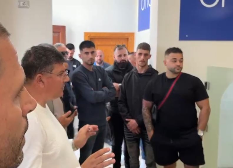 “Luajnë me nervat tona!”/ Bizneset protestë para Bashkisë Vlorë, kërkojnë takim me kryetaren: Të shtyhen pas sezonit turistik