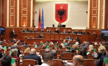 Seancë maratonë në Kuvend! Miratohen një sërë projektligjesh dhe akti normativ për uljen e akcizës së naftës. Rama në sallë vetëm për votimin