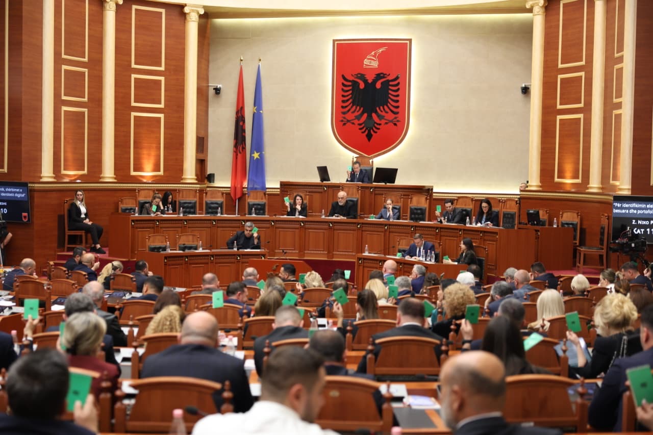 Seancë maratonë në Kuvend! Miratohen një sërë projektligjesh dhe akti normativ për uljen e akcizës së naftës. Rama në sallë vetëm për votimin