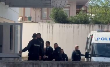 VIDEO/ Gjyqi në administrative kundër Ols Dados! Me pranga në duar, Veliaj mbërrin në gjykatë