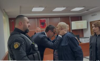 VIDEOLAJM/ “Ç’të mbetet, e bëj edhe unë”! Aktori Robert Ndrenika në seancën e Veliajt, takon kryebashkiakun dhe e puth në ballë