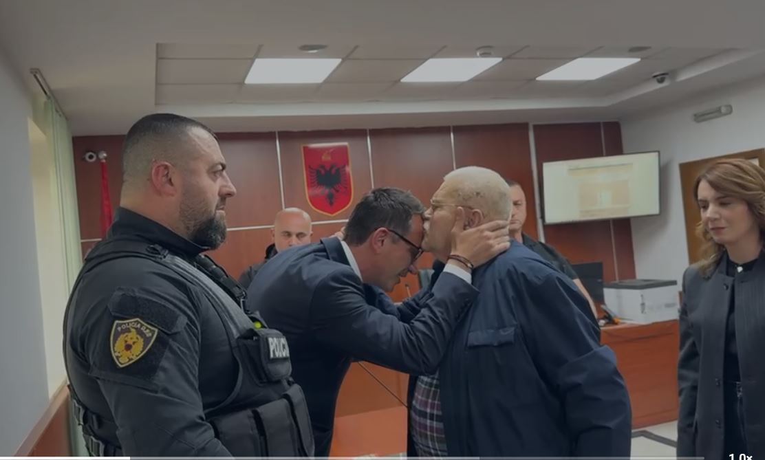 VIDEOLAJM/ “Ç’të mbetet, e bëj edhe unë”! Aktori Robert Ndrenika në seancën e Veliajt, takon kryebashkiakun dhe e puth në ballë