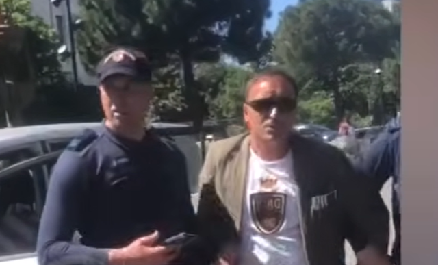  Pash Zotin mos më gjuni     Ky është Viktor Ndoka që terrorizoi qytetarët me  Toyotën  pa targa te Sheshi  Skëndërbej 