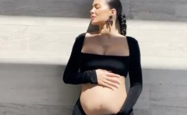 “Kisha frikë t’ua tregoja prindërve”/ Kylie Jenner rrëfen panikun e shtatzënisë në moshën 19-vjeçare