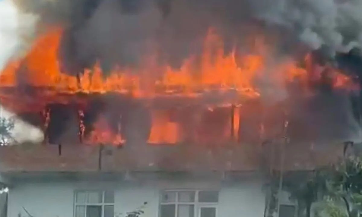 VIDEO  Zjarri përfshiu banesën 3 katëshe  shpëton mrekullisht nëna dhe tre fëmijët në Turqi