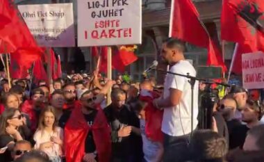“Faleminderit Prishtina dhe Tirana”/ Mbyllet protesta për gjuhën shqipe, studentët: E dridhem Shkupin burra! Jemi gati për…