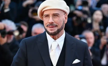 Bereta që u bë simbol: Travolta tregon historinë pas look-ut të tij në Festivalin e Filmit