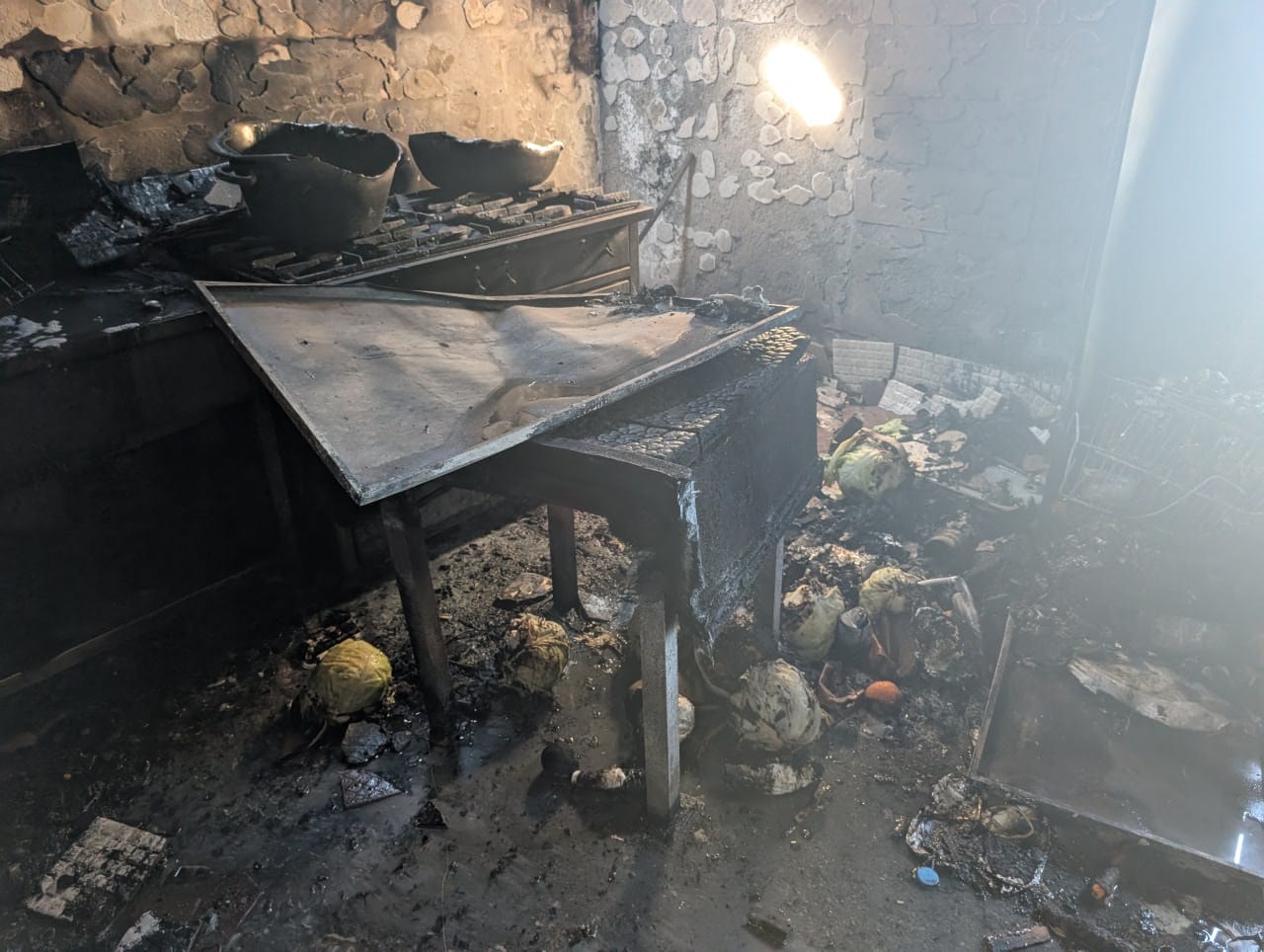 Humbi jetën nga asfiksia nga zjarri në fabrikën e skafeve në Durrës, zbardhet identiteti i viktimës