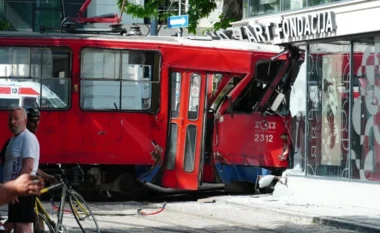 Tramvaji përplaset me një ndërtesë në Beograd, dhjetëra të lënduar