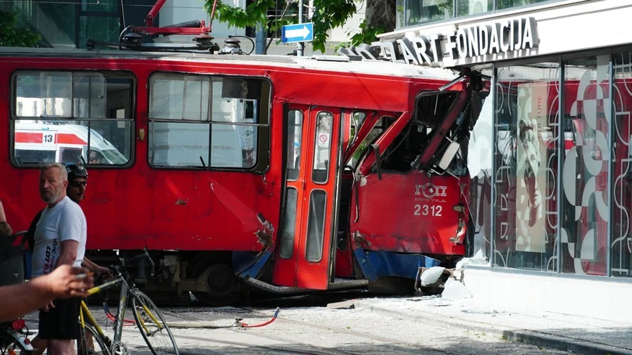 Tramvaji përplaset me një ndërtesë në Beograd  dhjetëra të lënduar