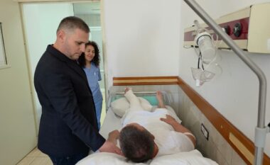 U përplasën nga 21-vjeçari që tentoi të arratisej, Hita viziton te Trauma një prej efektivëve të Korçës: Treguat përgjegjësi dhe profesionalizëm