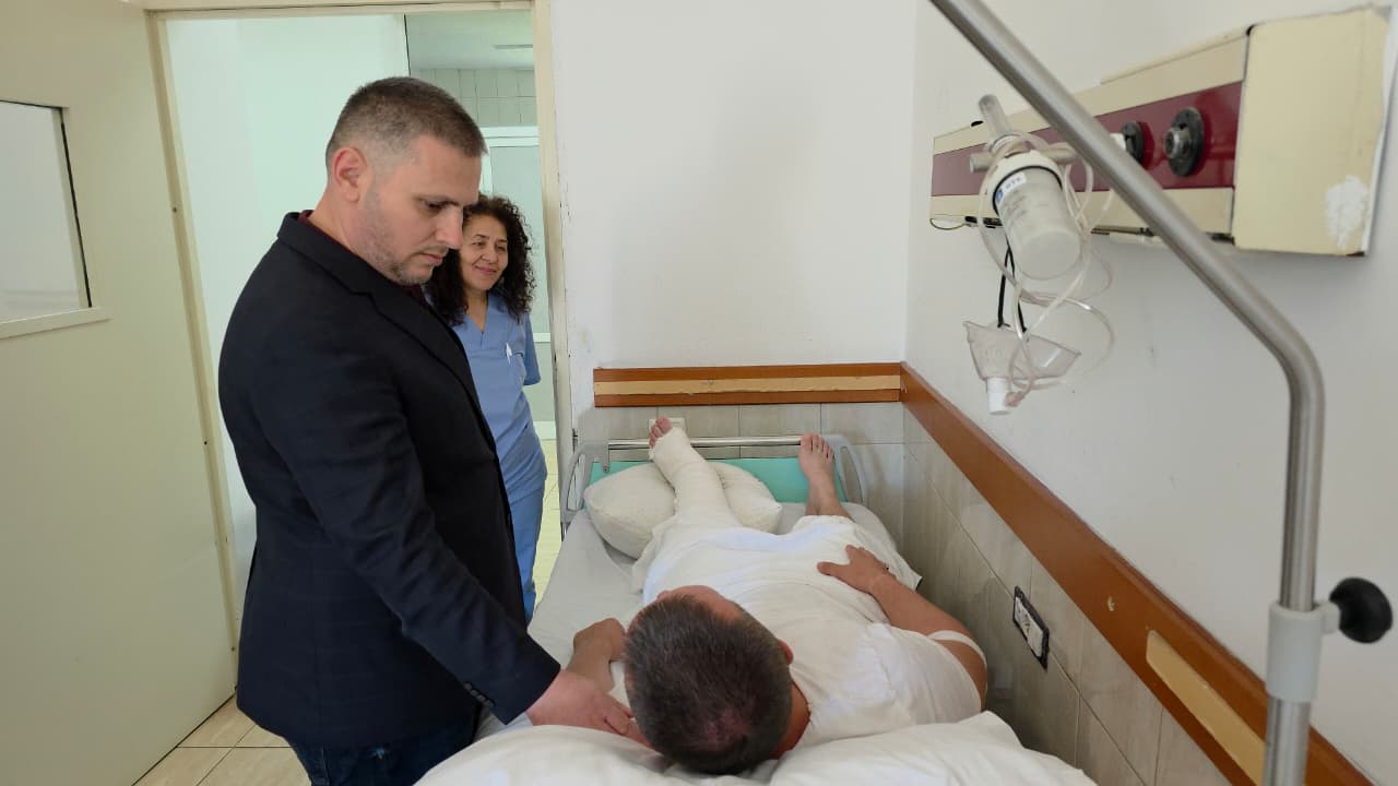 U përplasën nga 21 vjeçari që tentoi të arratisej  Hita viziton te Trauma një prej efektivëve të Korçës  Treguat përgjegjësi dhe profesionalizëm