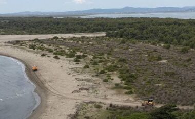 Protesta kundër resortit/ Reagon kompania “Zvërnec South Adriatic Development”: Trualli, pronë private metër për metër! Do të krijojmë 10 mijë vende pune