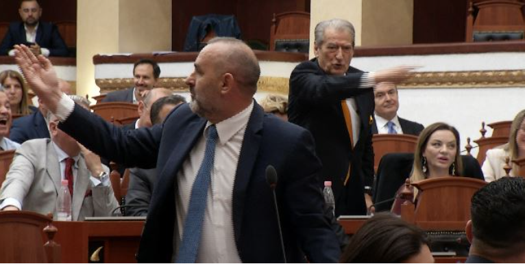 “Unë nuk jam Niko”/ Manja përplaset me Peleshin: Kryetari i Kuvendit nuk i jep fjalën për replikë me Berishën! Deputeti i PS: Ai të thotë çfarë të dojë…