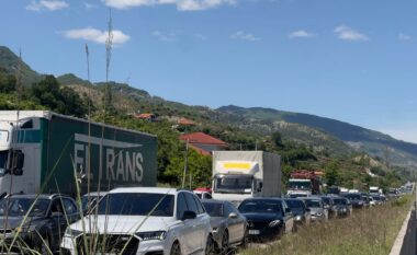 Trafik kaotik në aksin Tiranë–Elbasan/ Fluks automjetesh, radhë kilometrike dhe qarkullim i paralizuar drejt juglindjes