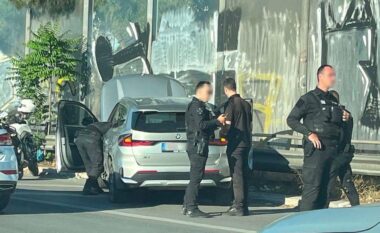 Shqiptari plagos me armë pronarin e një dyqani në Greqi, arratiset me makinë dhe përplaset me disa automjete gjatë ndjekjes nga policia