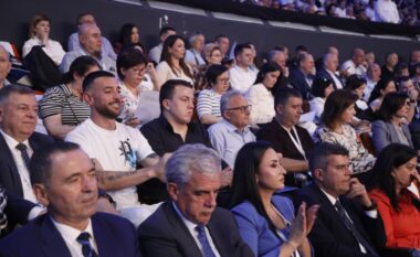 Kandidat për Këshillin Kombëtar të PD-së, Stresi shfaqet i ulur pranë djalit të Azem Hajdarit në Kuvendin e demokratëve
