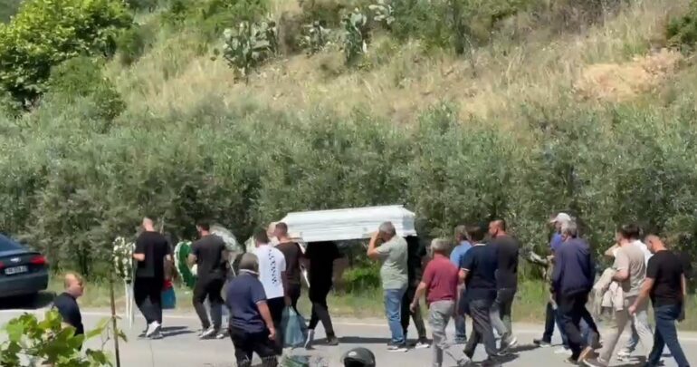 VIDEO/ U përplas për vdekje nga regjisori Petri Bozo, 7-vjeçari përcillet për në banesën e fundit