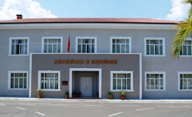 Helmohen nga ushqimi rreth 40 studentë të Akademisë së Sigurisë, disa prej tyre përfundojnë në spital