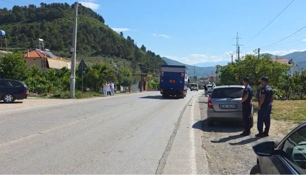 Aksident tragjik në aksin Elbasan-Librazhd/ Makina përplas për vdekje fëmijën 7-vjeçar, po kalonte rrugën për në shkollë