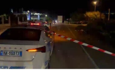 Kamioni përmbyset në “Rrugën e Kombit”, probleme qarkullimi në një nga korsitë!