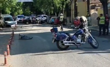VIDEO/ Publikohen pamjet e aksidentit të rëndë në Shkodër, momenti i përplasjes së dy makinave, biçikleta ku udhëtonte 50-vjeçari që ndërroi jetë “fluturon” në ajër