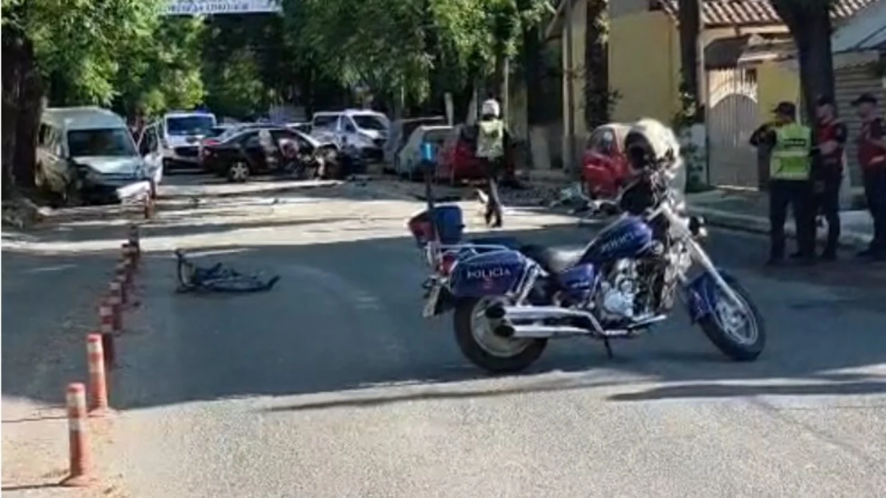 VIDEO/ Publikohen pamjet e aksidentit të rëndë në Shkodër, momenti i përplasjes së dy makinave, biçikleta ku udhëtonte 50-vjeçari që ndërroi jetë “fluturon” në ajër