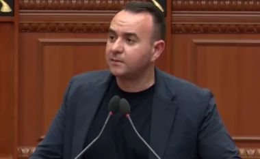 “Biblioteka me 15 libra”/ Deputeti Balliu tregon kushtet e qelisë së ish-presidentit Meta në paraburgim: Dhoma 2 me 2, e vetmja pa sinjal