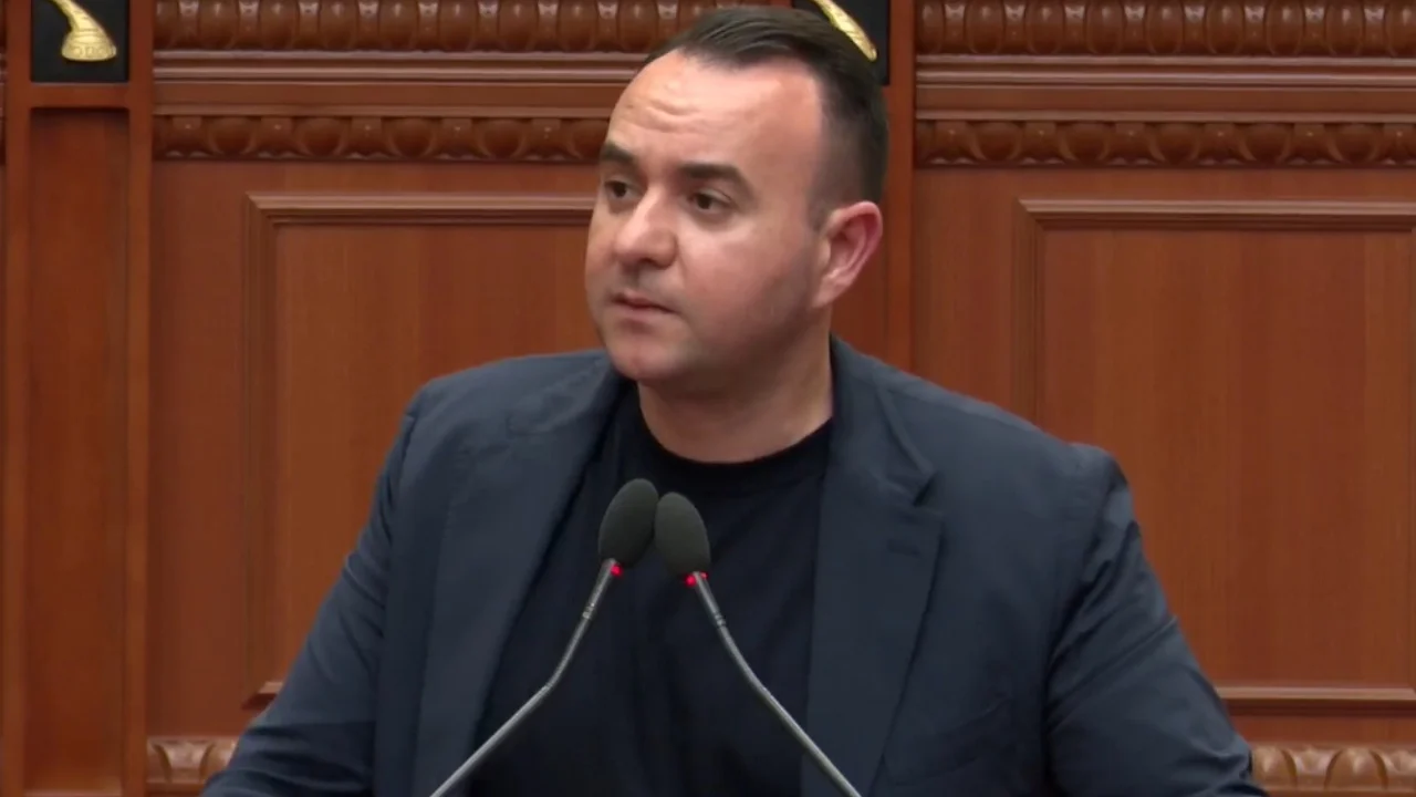  Biblioteka me 15 libra   Deputeti Balliu tregon kushtet e qelisë së ish presidentit Meta në paraburgim  Dhoma 2 me 2  e vetmja pa sinjal