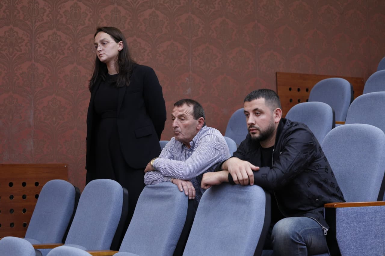 Prej muajsh protestojnë për vjedhjen e pronave  banorët e Rrjollit marrin pjesë në seancën plenare në Kuvend