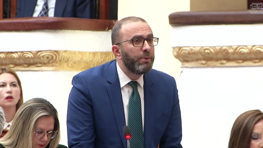 pe-u-kujtoi-se-imuniteti-nuk-eshte-per-te-mbrojtur-korrupsionin-bardhi-me-votat-tuaja-penguat-drejtesine-dhe-mbrojtet-ballukun