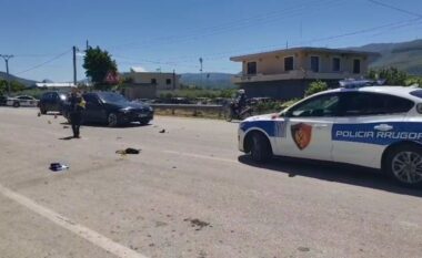 EMRI/ Aksident me vdekje në aksin Berat-Dimal, motori godet nga pas makinën, “fluturon” në ajër pasagjeri