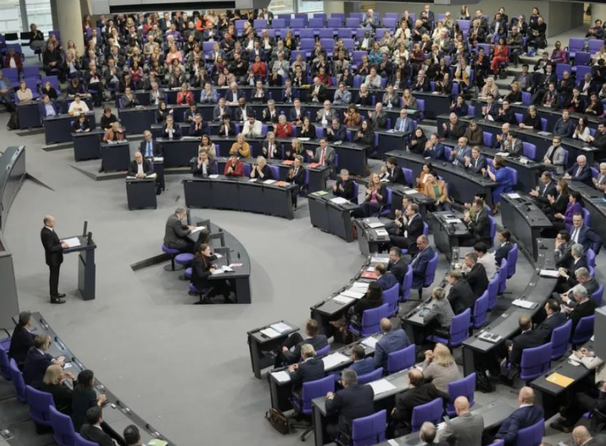 Politikanët në Gjermani reagojnë pas njoftimit për tërheqjen e 5 mijë ushtarëve amerikanë  Thirrje për zgjim  Europa duhet të mbrohet vetë