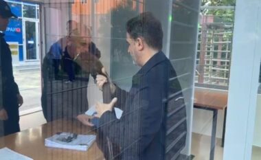 Deputeti Erion Braçe paraqitet në GJKKO