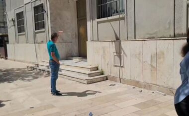 Alarm në Durrës, Gjykatës dhe Prokurorisë po i bie mermeri, copat përplasen në trotuar dhe rrezikojnë kalimtarët (VIDEO)