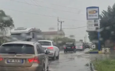 Fundjava sërish me trafik në Elbasan, moti me shi pa ndikim në fluksin e mjeteve